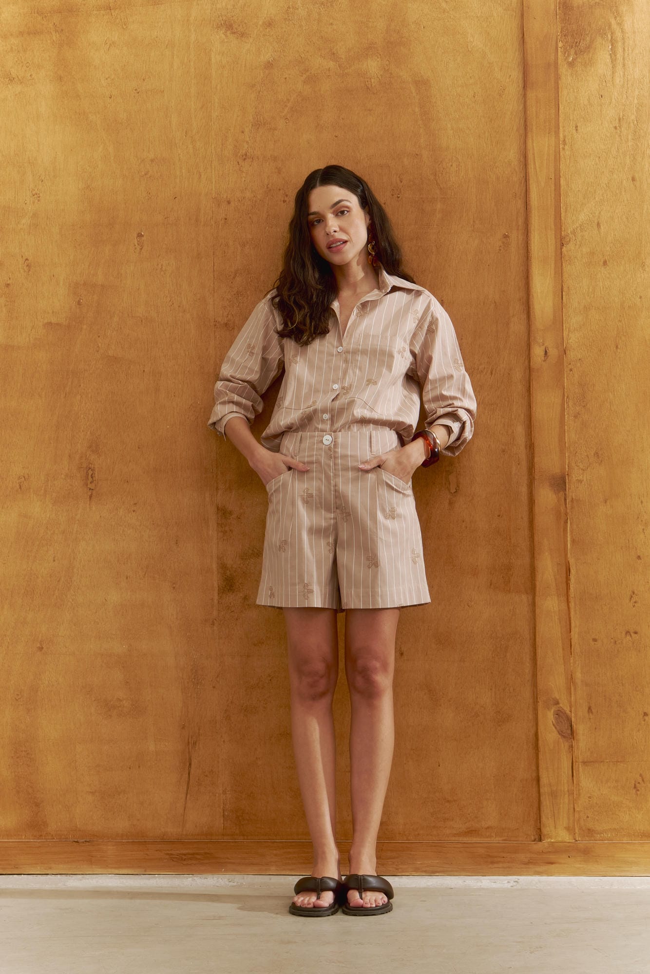 LOOK_22 - CAMISA OVER E SHORT CINTURA ALTA BORDADO LISTRAS - 734